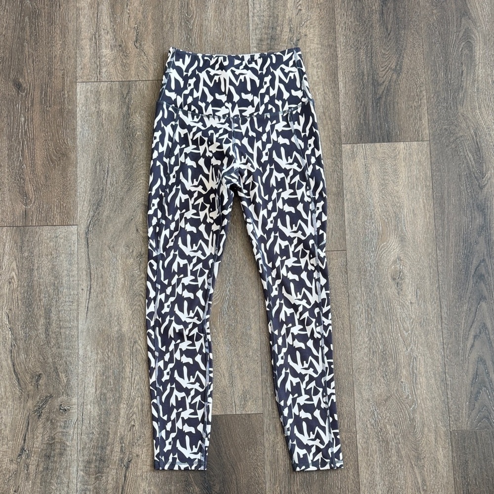 Move Theology Black and White Patterned Leggings, women’s size XS